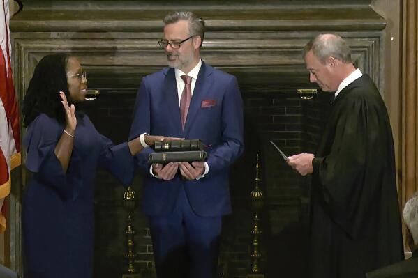 The judges of supreme court take an oath before entering upon office new arrivals